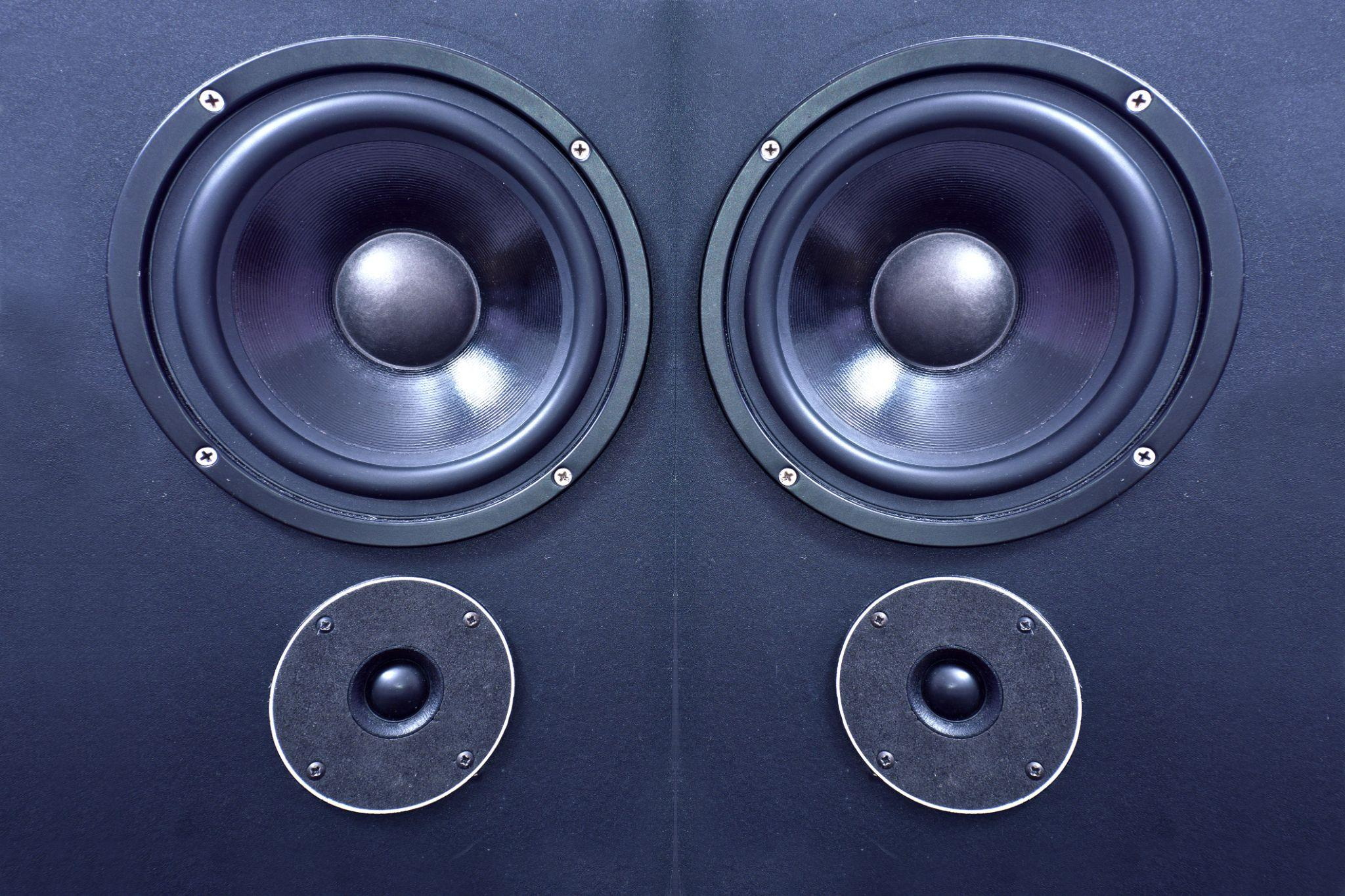 Tipe Speaker BMB yang Cocok untuk Ruangan Besar