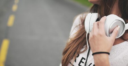 mencari musik secara online