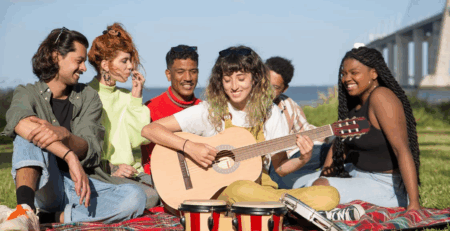 10 Lagu Yang Cocok Untuk Teman, Bikin Hubungan Pertemanan Semakin Erat!